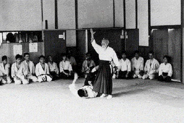 O-Sensei Morihei Ueshiba ministrando aula