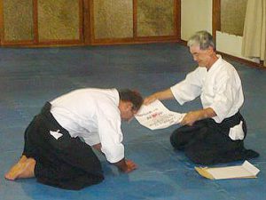 Prof. Alberto recebe do Sensei Shikanai o seu diploma de 5º dan