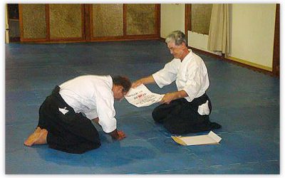 Prof. Alberto recebe do Sensei Shikanai o seu diploma de 5º dan