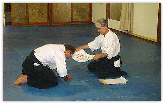 Prof. Alberto recebe do Sensei Shikanai o seu diploma de 5º dan